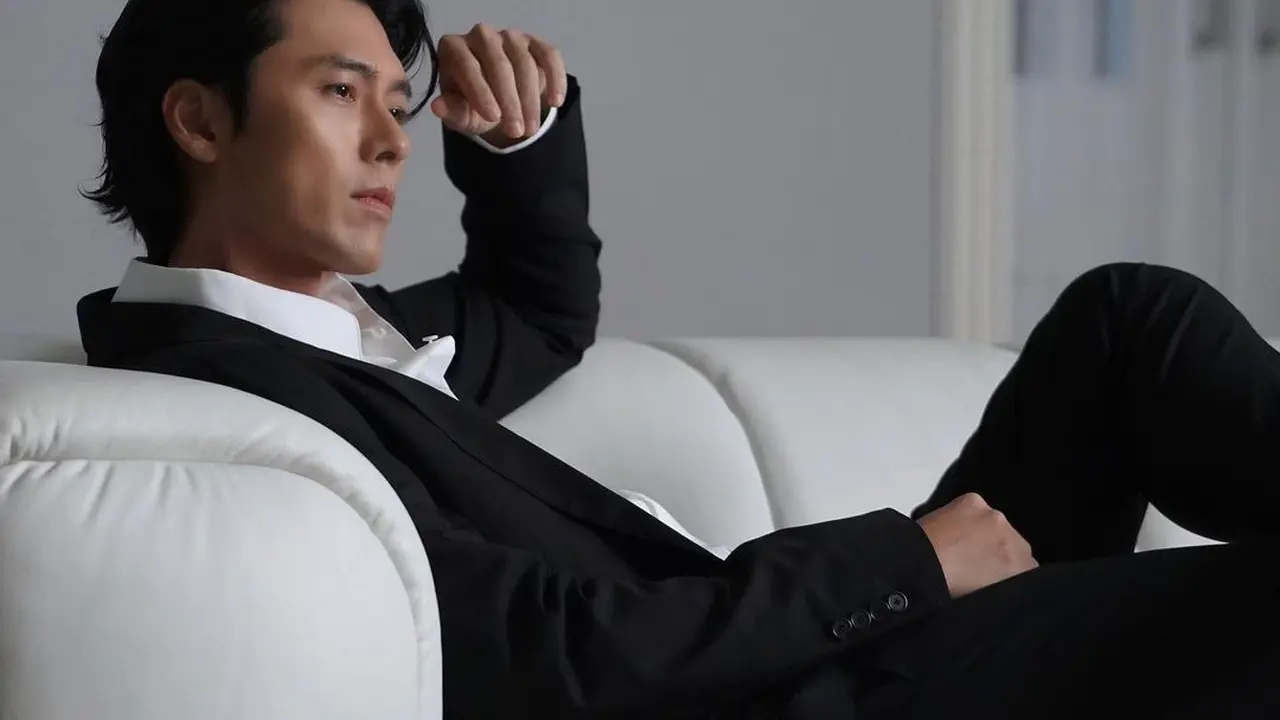 10 Pesona Tampan Hyun Bin dalam Gaya 90an dengan Rambut Berponi di Detik-Detik Kelahiran Anak Pertama
