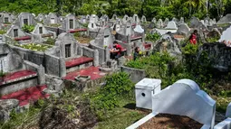 Selama Festival Cheng Beng, warga keturunan Tionghoa ziarah ke makam anggota keluarga yang telah meninggal untuk mengenang leluhur mereka. (CHAIDEER MAHYUDDIN/AFP)