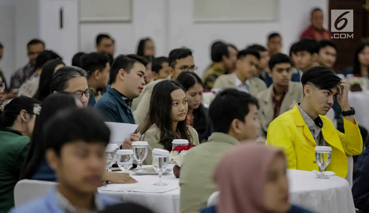 Perwakilan mahasiswa mendengarkan sambutan Menko PMK Puan Maharani dalam acara penandatanganan beasiswa Teladan Tanoto Foundation di Kantor Kemenko PMK di Jakarta, Selasa (5/3). (Liputan6.com/Faizal Fanani)