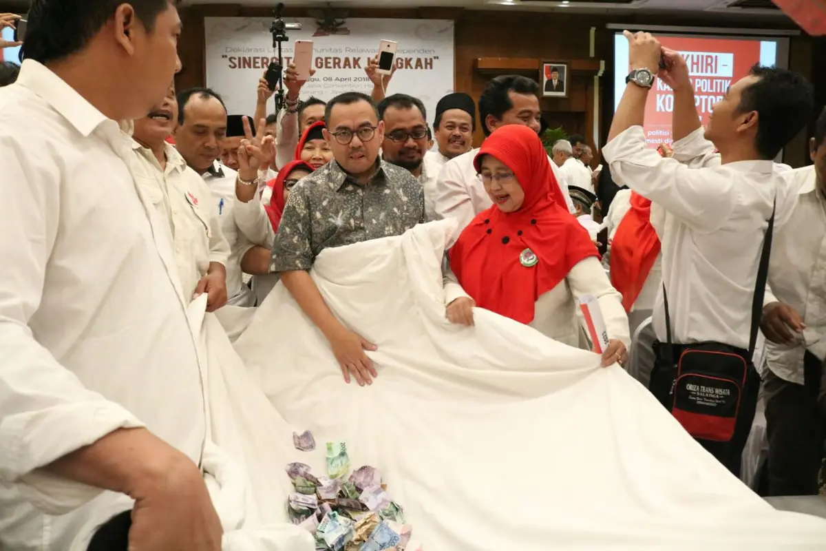 Calon Gubernur Jawa Tengah Sudirman Said membentangkan kain dalam rangka saweran biaya pilkada (Tim Media Sudirman Said)