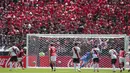 Pemain Urawa Red Diamonds, Yusuke Matsuo (kedua kiri) mencetak gol dari tendangan penalti dalam laga Grup G Piala Dunia Antarklub 2025 melawan River Plate di Lumen Field, Seattle, Washington, Amerika Serikat, Rabu (18/06/2025). (AP Photo/Lindsey Wasson)
