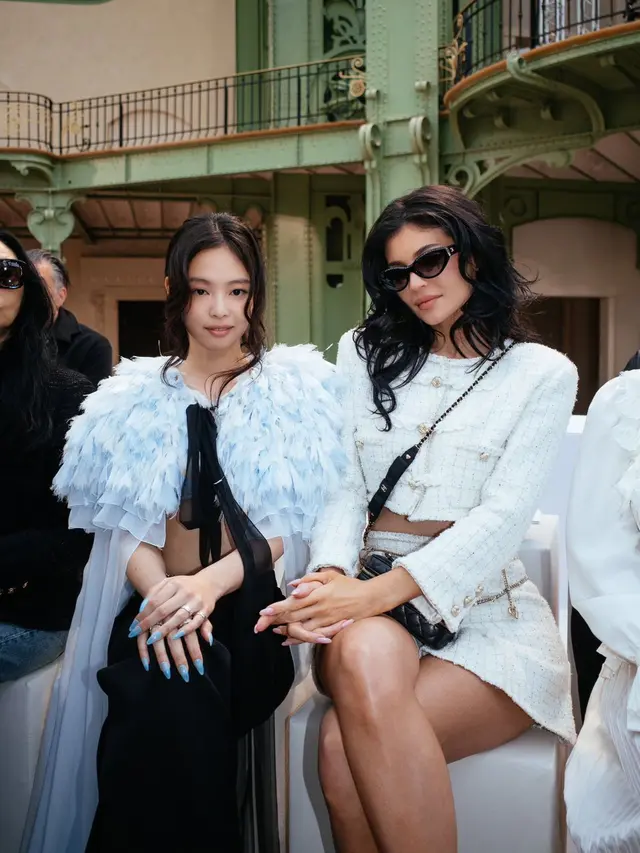 6 Gaya Jennie Blackpink dengan Sheer Bra dan Cape Dramatis di Chanel SS25 Couture Show, Akrab Bareng Kylie Jenner