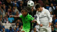 Penyerang Real Madrid, Alvaro Morata berusaha menyundul bola dari kawalan bek Sporting Lisbon dalam laga Liga Champions grup F di Stadion Santiago Bernabeu, Madrid, Spanyol (15/9). Madrid menang atas Sporting dengan skor 2-1. (REUTERS/Juan Medina)
