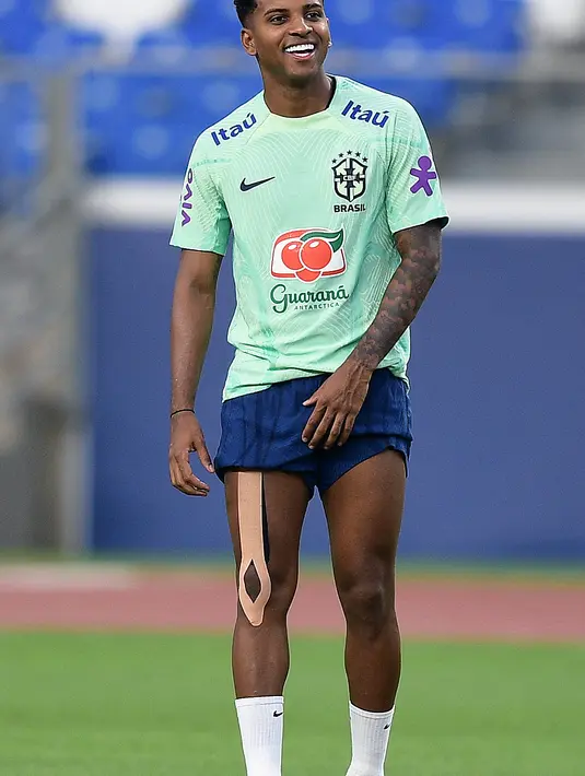 Pemain depan Brasil Rodrygo mengambil bagian dalam sesi latihan menjelang Kualifikasi Piala Dunia 2026, di stadion Mangueirao di Belem, Rabu (6/9/2023). (Photo by CARL DE SOUZA / AFP)