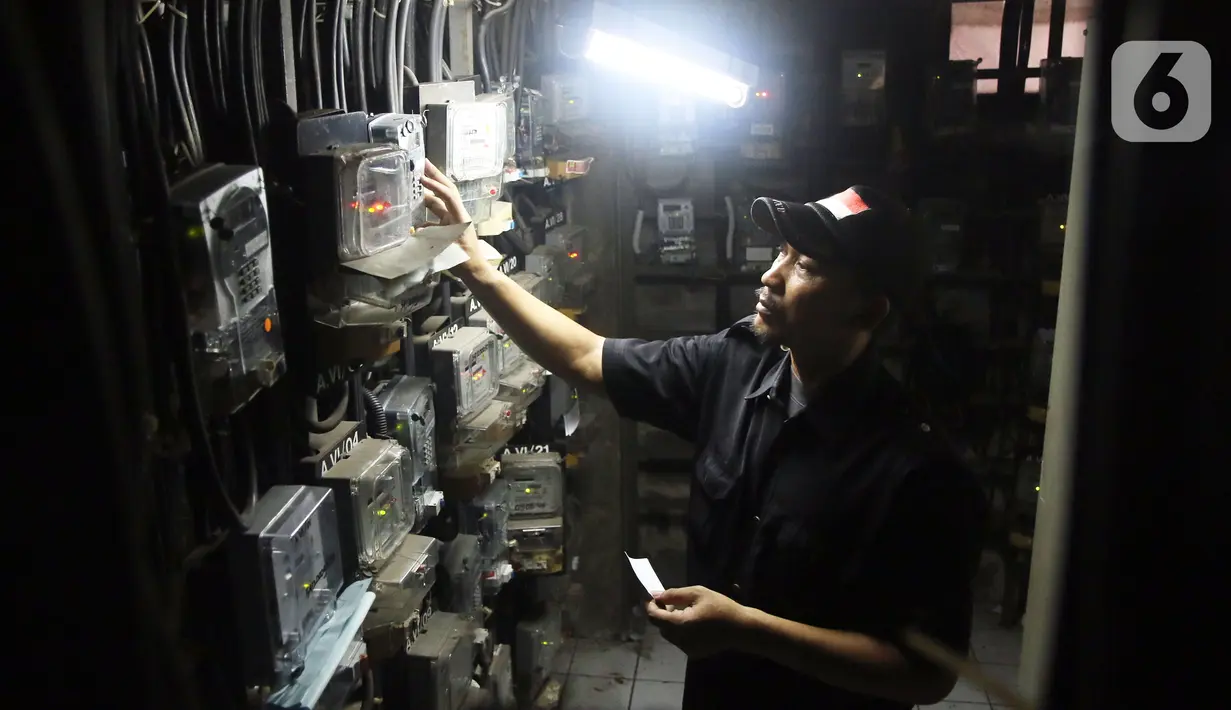 Warga melakukan pengisian listrik di rumah susun kawasan Jakarta, Selasa (30/11/2021). Kementerian ESDM bersama Banggar DPR RI berencana menerapkan kembali tariff adjustment (tarif penyesuaian) bagi 13 golongan pelanggan listrik PT PLN (Persero) non subsidi tahun 2022. (Liputan6 com/Angga Yuniar)