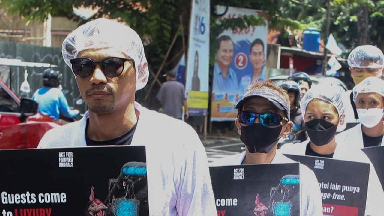 FOTO: Aksi Aktivis AFFA Desak Hotel-Hotel Mewah di Indonesia Umumkan Kebijakan Telur Ayam Bebas Kandang Sekat