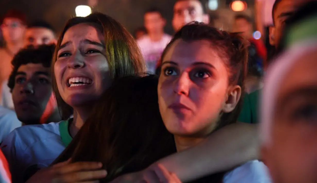  Gol hiburan bagi Aljazair tercipta melalui Abdelmoumene Djabou membuat fans cantik ini sedikit bisa tersenyum, Senin (30/6/2014) (AFP PHOTO/FAROUK BATICHE)