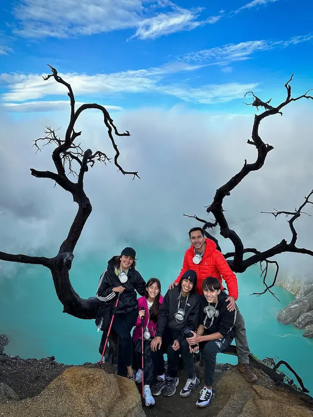 Darius Sinathrya dan keluarga di Kawah Ijen (Instagram/dagnesia)