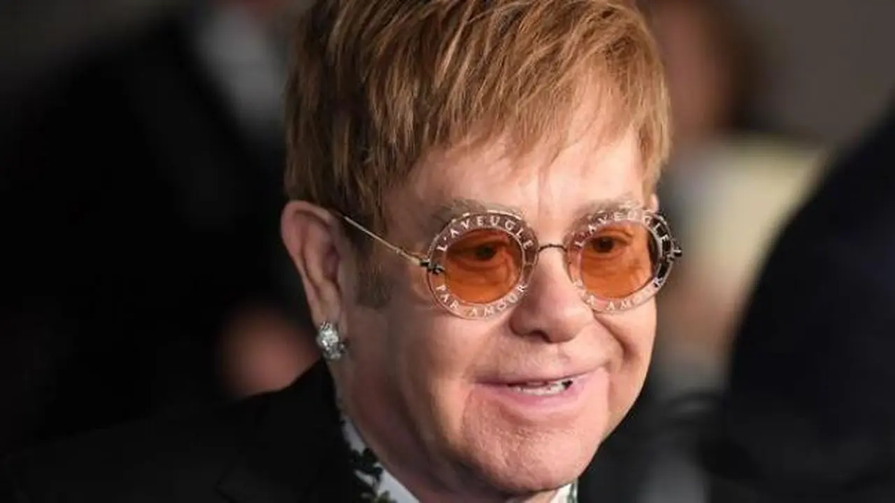 Umumkan Tur Terakhirnya, Elton John Tampil Gemerlap