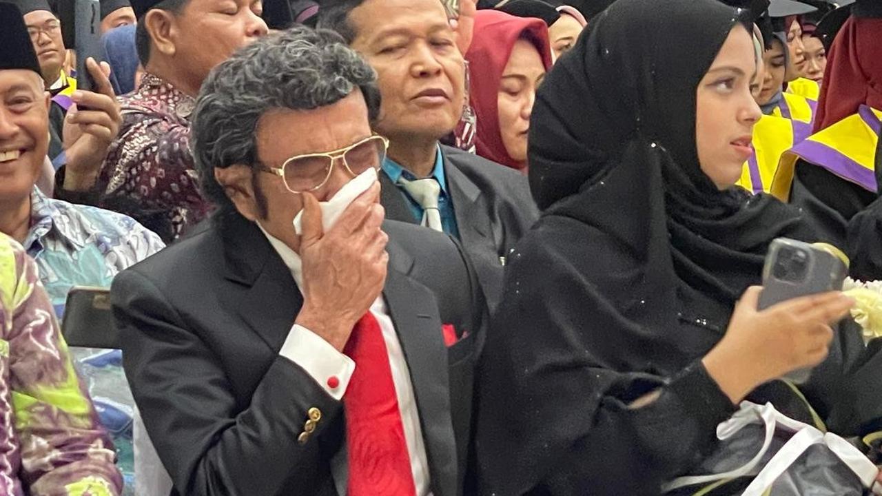 Tangis Rhoma Irama Pecah saat Dampingi Putranya Wisuda