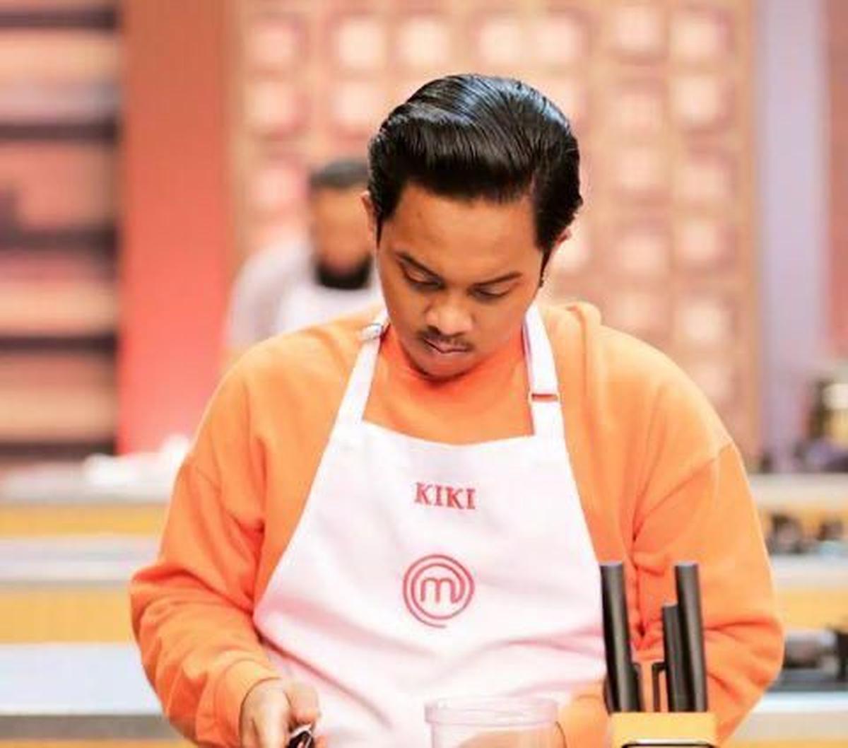 Inilah sosok Rizkisyah Putra Singarimbun atau akrab disapa Kiki. Kiki lahir di Medan, 27 Desember 2000. Diketahui, Kiki juga  memasak makanan tradisional khas Karo saat audisi MasterChef Indonesia.<br>