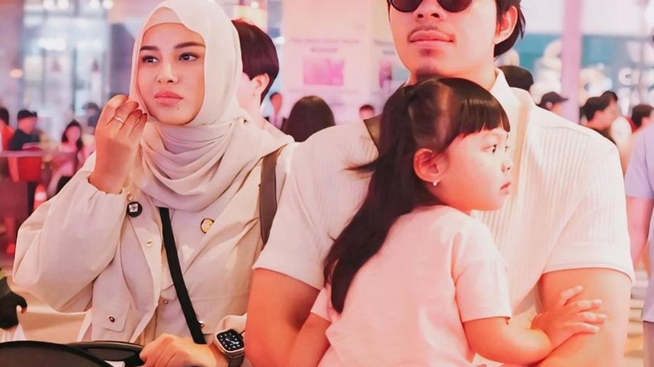 Beberapa waktu kemudian, Atta menyusul ke Bangkok bersama timnya, dan kedatangannya disambut hangat oleh Ameena. Keesokan harinya, mereka pun jalan-jalan ke mall.<br><br>