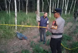 Polisi saat olah TKP pembunuhan seorang pria yang dilakukan oleh tetangganya sendiri di Tulang Bawang, Lampung. Foto : (Liputan6.com/Dok. Istimewa).