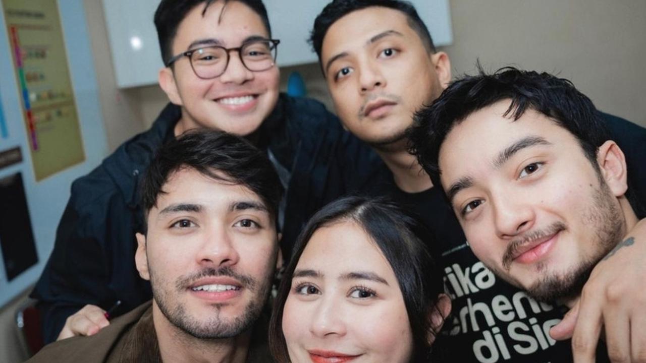 Selain lagu-lagunya yang viral di media sosial, Sal Priadi juga dipuji karena multitalentanya. Ia melebarkan sayap di dunia akting, dan perannya di film "KETIKA BERHENTI DI SINI" masih diingat banyak orang.<br><br>