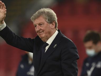 Karier pelatih biasanya dapat lebih panjang dibandingkan pemain. Dengan kondisi fisik yang tak mesti seprima pemain, banyak pelatih yang masih mampu menjalankan tugasnya hingga 70 tahun lebih. Seperti 5 pelatih tertua di Liga Inggris sepanjang sejarah berikut. (AP/Pool/Facundo Arrizabalaga)