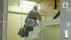 Eks Dirut Pertamina Karen Agustiawan menaiki tangga untuk menjalani pemeriksaan di Gedung Merah Putih KPK, Jakarta, Selasa (19/9/2023). Karen diperiksa sebagai saksi terkait penyidikan kasus dugaan korupsi pengadaan Liquefied Natural Gas (LNG) di PT Pertamina. (Liputan6.com/Faizal Fanani)
