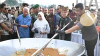 Masak besar youtuber Bobon Santoso bersama Gubernur Sumatera Utara (Sumut), Bobby Nasution, di Pantai Bebas Parapat, Simalungun
