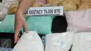 Barang bukti narkoba yang diamankan petugas Dirtipid Narkoba Bareskrim Polri, Cawang, Jakarta, Selasa (7/3). Dari 7 tersangka, petugas mengamankan barang bukti 48 kg sabu dan 70.000 butir pil ekstasi. (Liputan6.com/Yoppy Renato)
