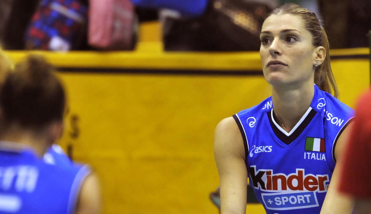 Ekspresi pevoli wanita asal Italia, Francesca Piccinini (kanan) setelah dikalahkan Brasil dalam babak penyisihan Pool B World Women's Volleyball Championship yang berlangsung di Hamamatsu, Jepang (3/11/2010). (AFP/Kazuhiro Nogi)