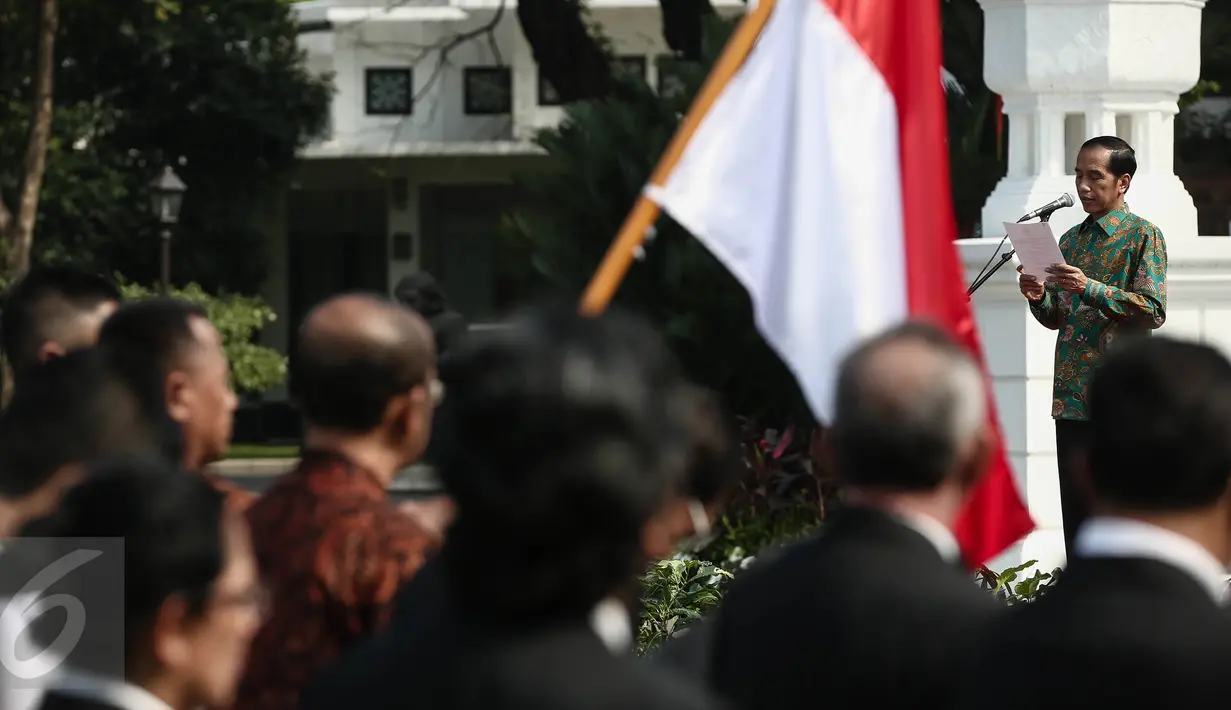 Presiden Jokowi memberi arahan saat pelepasan keberangkatan Tim Indonesia menuju Olimpiade 2016 di Brasil, di halaman Istana Merdeka, Jakarta, Rabu (22/6). 26 atlet akan bertarung pada Olimpiade 2016 di Rio de Janeiro, Brasil. (Liputan6.com/Faizal Fanani)