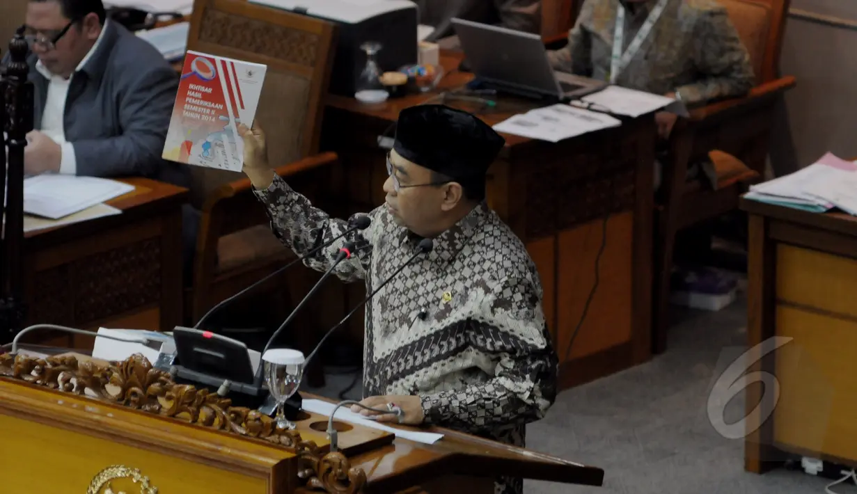 Ketua Badan Pemeriksaan Keuangan (BPK RI) Harry Azhar Aziz menunjukan buku Ikhtisar Hasil Pemeriksaan Keuangan Semester ll Tahun 2014 dalam Rapat Paripurna dengan DPR RI di Komplek Parlemen, Jakarta, Selasa (7/4/2015). (Liputan6.com/Andrian M Tunay)