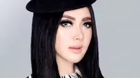 Syahrini dengan wajah yang mulus dan bening. (Instagram/princessyahrini).