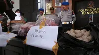 Bakso dengan campuran daging sapi dan daging celeng diamankan Polrestabes Bandung. (Liputan6.com/Okan Firdaus)
