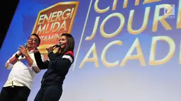 Pemandu acara membawakan acara Citizen Journalist Academy Energi Muda Pertamina, Jakarta, Kamis (27/7). Acara ini diusung oleh Pertamina, Liputan6.com dan Indosiar yang mencari bakat mahasiswa di bidang  jurnalistik. (Liputan6.com/Helmi Afandi)