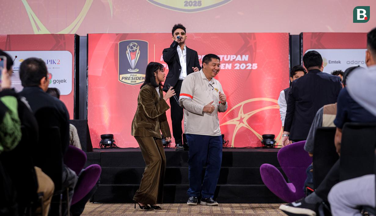Ketua Steering Committee (SC) Piala Presiden 2025, Maruarar Sirait (tengah) mengajak Ketua Umum PSSI, Erick Thohir untuk berjoget dalam acara Malam Penutupan Piala Presiden 2025 di Studio 8 SCTV Tower, Senayan City, Minggu (12/04/2026) malam WIB. (Bola.com/Bagaskara Lazuardi)