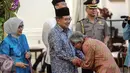 Wakil Presiden Jusuf Kalla menggelar open house perayaan Idul Fitri 1436 H di Istana Wakil Presiden, Jakarta, Jumat (17/7/2015). Sejumlah menteri dan politisi hadir dalam open house yang diselenggarakan Wapres Jusuf Kalla. (Liputan6.com/Faizal Fanani)