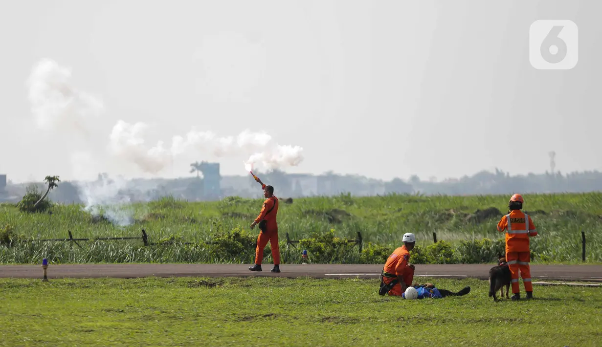 Anggota Polairud bersama tim SAR menyalakan flare saat simulasi penyelamatan korban bencana pada perayaan HUT ke-69 Polairud di Mako Polairud, Pondok Cabe, Tangerang, Rabu (4/12/2019). Dalam simulasi tersebut turut dikerahkan helikopter hingga anjing K9. (Liputan6.com/Faizal Fanani)
