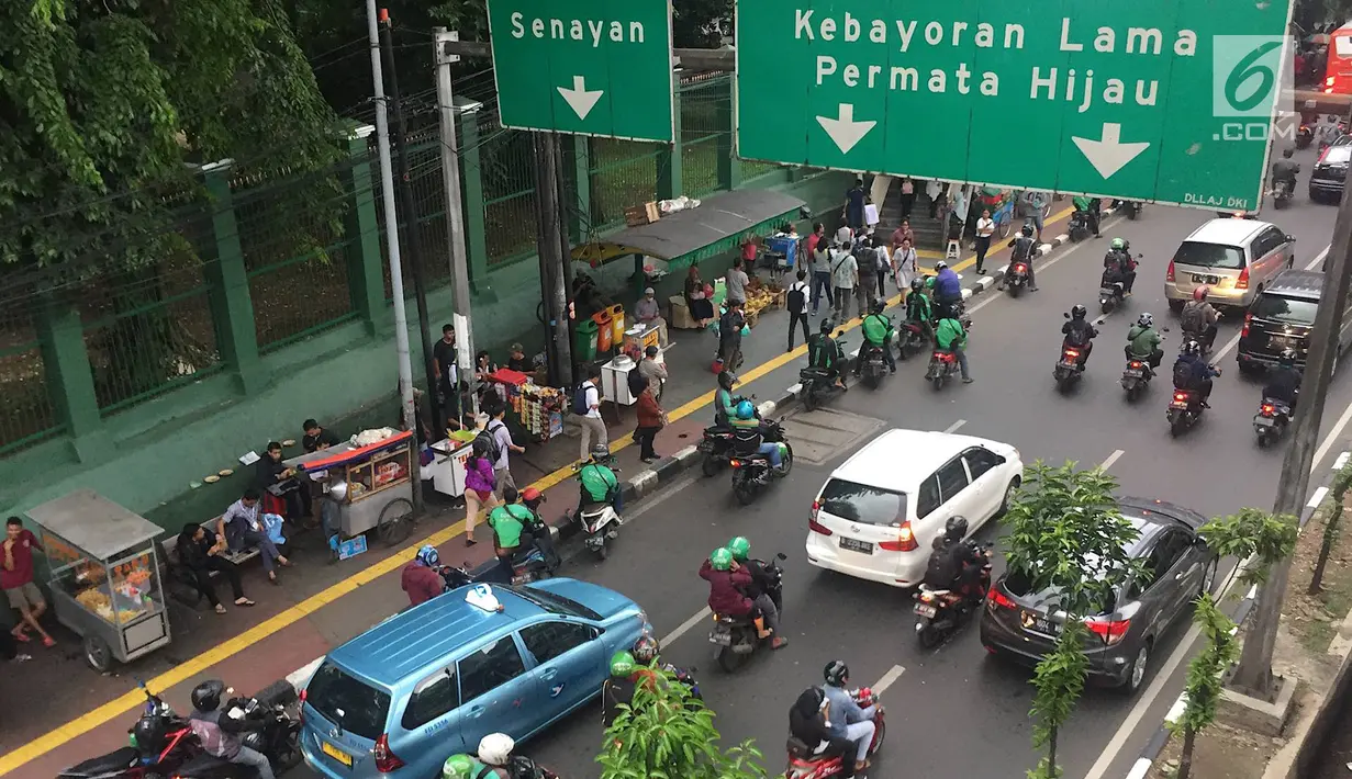 Pedagang kaki lima (PKL) dan ojek online memadati kawasan Stasiun Palmerah, Jakarta, Kamis (6/12). Keadaan ini mengganggu arus lalu lintas dan pejalan kaki. (Liputan6.com/Immanuel Antonius)