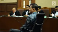 Tersangka dugaan korupsi pengadaan E-KTP, Andi Agustinus/Andi Narogong saat mengikuti sidang perdana di Pengadilan Tipikor, Jakarta, Senin (14/8). Sidang mendengarkan dakwaan Jaksa Penuntut Umum KPK. (Liputan6.com/Helmi Fithriansyah)