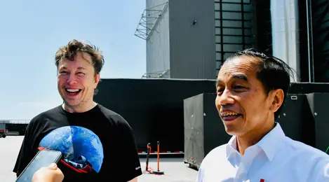 Tampilan Kasual Elon Musk Pakai Kaos Oblong Rp400 Ribu saat Bertemu Jokowi