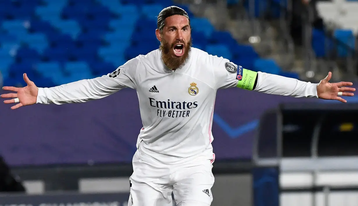 Selebrasi bek Real Madrid, Sergio Ramos setelah menjebol gawang Inter Milan pada laga fase Grup B Liga Champions 2020/2021 di Alfredo di Stefano Stadium, Madrid (3/11/2020). Setelah membela Real Madrid selama hampir 16 tahun sejak 2005/2006 dan tampil dalam 671 laga dengan torehan 101 gol dan 45 assist, Sergio Ramos yang sukses mempersembahkan 5 gelar La Liga dan 4 trofi Liga Champions harus angkat kaki secara cuma-cuma menuju PSG pada awal musim 2021/2022. (AFP/Pierre-Philippe Marcou)