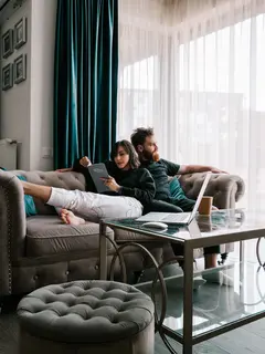 Ilustrasi bersantai di dalam rumah. Foto: unsplash.com.