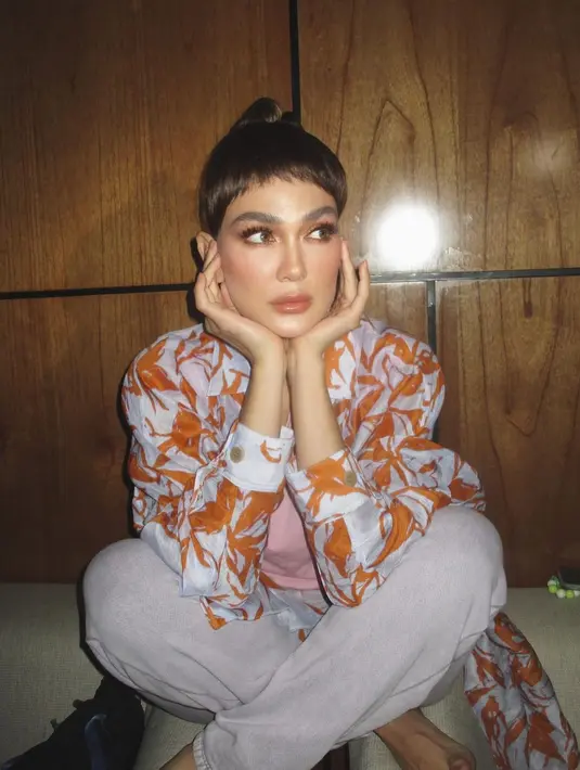 Ia memadukan grey jeans, t-shirt pink dan kemeja lengan panjang. Wajahnya pun dipulas senada dengan warna motif kemejanya. [instagram/lunamaya]