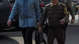 M Lutfi sempat melambaikan tangannya sambil tersenyum kepada awak media. Setelah itu, M Lutfi langsung memasuki Gedung Bundar Jaksa Agung Muda Pidana Khusus (Jampidsus). (Liputan6.com/Faizal Fanani)