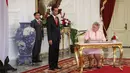 Perdana Menteri (PM) Norwegia, Erna Solberg menandatangani nota di Istana Negara, Jakarta, Selasa (14/4/215). Kunjungan PM Norwegia Erna Solberg dalam rangka memperkuat kerja sama bisnis. (Liputan6.com/Faizal Fanani)