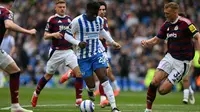 Bek Newcastle United asal Inggris #33, Dan Burn (kanan), bertahan dari gelandang Brighton asal Kamerun #20, Carlos Baleba, dalam pertandingan Premier League Inggris antara Brighton dan Hove Albion dan Newcastle United di Stadion American Express Community di Brighton, Inggris selatan pada 4 Mei 2025. (Glyn KIRK/AFP)