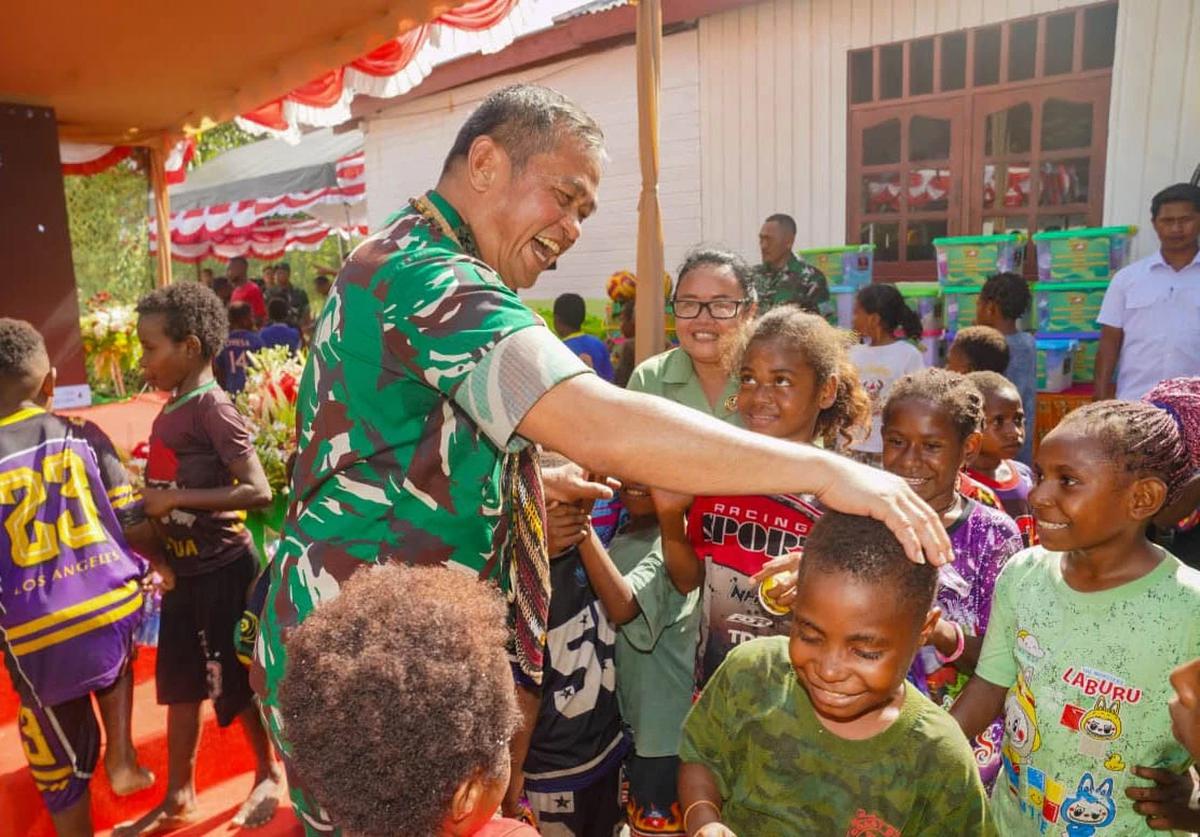 FOTO: Momen Hangat Jenderal Maruli Saat Menyapa Anak-Anak Papua