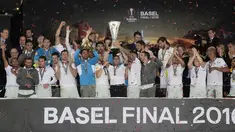 Para pemain dan Official Sevilla mengangkat trofi juara Liga Europa usai mengalahkan Liverpool 3-1 di St Jakob-Park stadium, Basel, (Rabu atau Kamis (19/5/2016) dini hari WIB. (AFP/Javier Soriano)