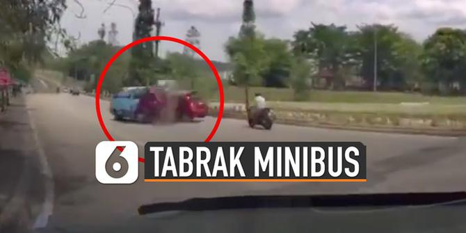 VIDEO: Detik-Detik Mobil Ngebut Tabrak Minibus Tua