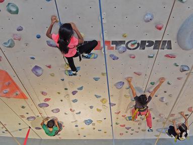 Anak-anak dengan lincah meniti tiap track tebing buatan di Mall Kallang Wave, (25/3/2017). Areal ini merupakan bagian dari Singapura Sport Stadium. (Bola.com/Nicklas Hanoatubun)