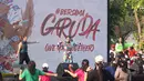 Kemeriahan arak-arakan trofi tur di Surabaya juga diluncurkan video klip lagu Bersama Garuda (We Are Together) yang dinyanyikan Wika Salim. Lagu ini menjadi theme song Timnas Indonesia U-17 untuk membakar semangat para suporter Tim Merah-Putih. (Bola.com/Aditya Wany)