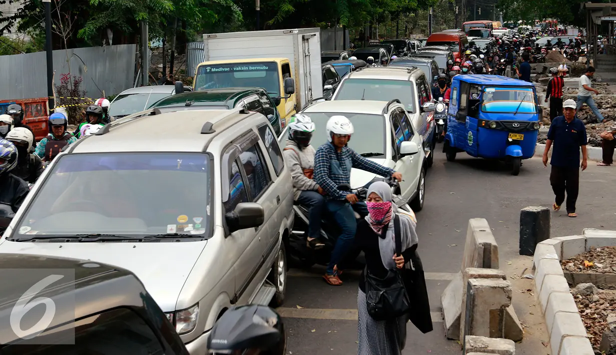 Akibat aksi demo oleh mahasiswa YAI, lalu lintas Jl Diponegoro macet parah, Jakarta, Selasa (27/10/2015). Ambulans yang menuju RSCM yang terpaksa membawa penumpang kritis dengan "ditandu" menggunakan bed beroda. (Liputan6.com/Yoppy Renato)