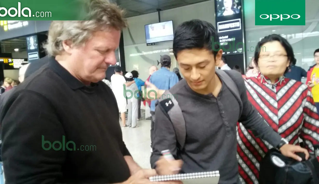 Seorang penggemar meminta tanda tangan pebalap Manor Racing asal Indonesia, Rio Haryanto, saat tiba di Bandara Melbourne, Australia, Selasa (15/3/2016). (Bola.com/Yus Mei Sawitri)