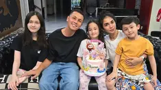 Sheva mendapatkan banyak kado dari orang tua dan keluarga. Momen hangat perayaan ulang tahun Sheva ini diunggah Ussy Sulistiawaty di laman Instagramnya. Dalam keterangan unggahannya, Ussy menuliskan ucapan selamat dan doa untuk anak keduanya dari pernikahannya dengan Andhika ini. Ussy juga ungkap jika Amel dan Ara tidak bisa turut serta merayakan. (Liputan6.com/IG/@ussypratama)
