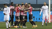 Striker Athletic Bilbao, Raul Garcia (tengah) dan rekan setim merayakan gol pertamanya ke gawang Real Madrid dalam laga semifinal Piala Super Spanyol 2020/21 di La Rosaleda Stadium, Malaga, Kamis (14/1/2021). Athletic Bilbao menang 2-1 atas Real Madrid. (AFP/Jorge Guerrero)