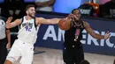 Pebasket Dallas Mavericks, Maxi Kleber, berebut bola dengan pemain Los Angeles Clippers, Kawhi Leonard, pada gim kedua playoff NBA 2020 di AdventHealth Arena, Kamis (20/8/2020). Maverick menang 127-114 atas LA Clipppers. (AFP/Ashley Landis-Pool/Getty Images)